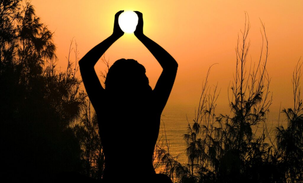 Mujer sujetando el sol